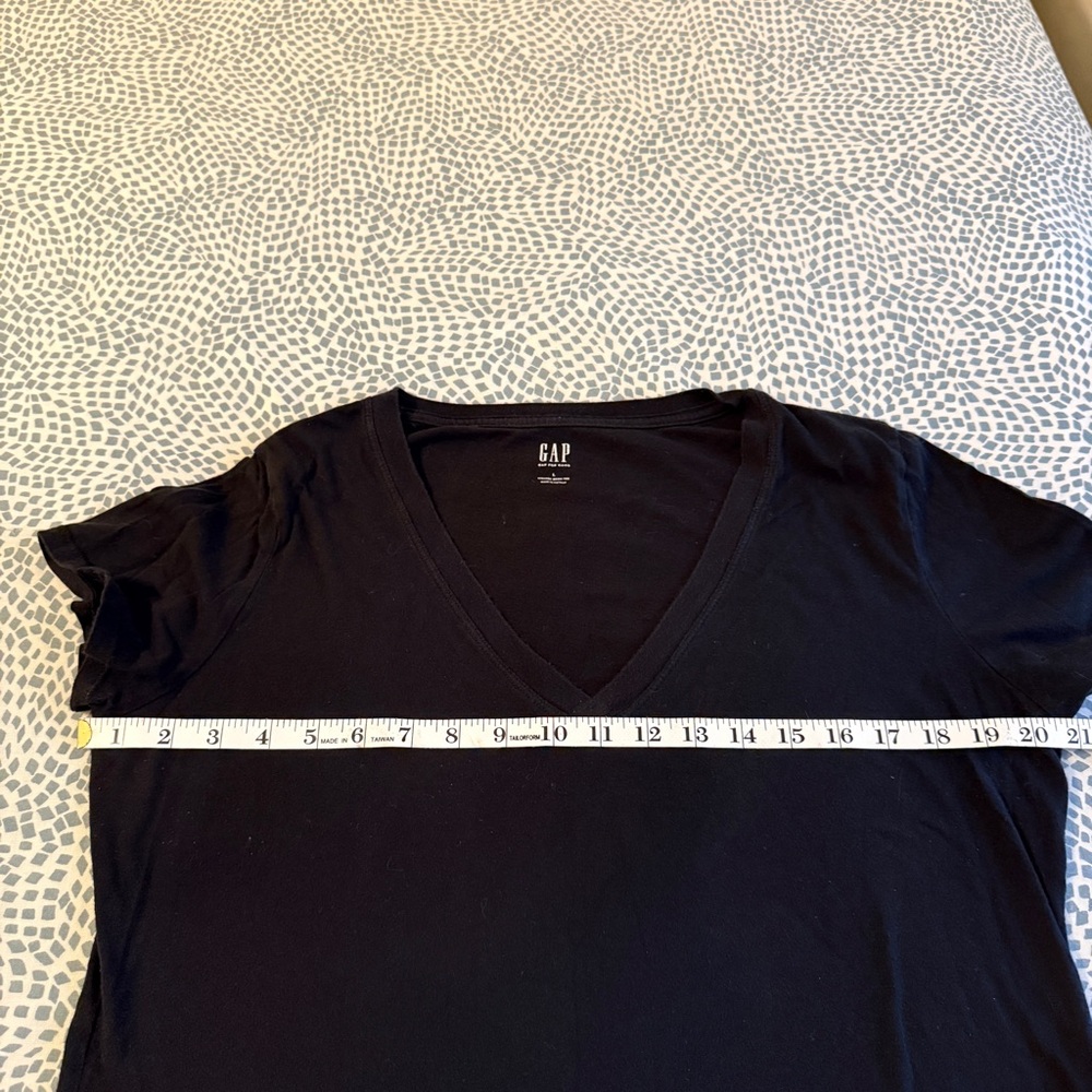 GAP | Black V-Neck Tee - Picture 4 of 5
